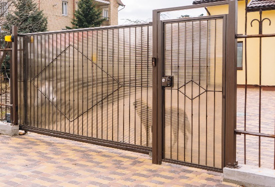 Купить ворота из профлиста с элементами ковки, с металлическими столбами в рамке или под дерево в Бузулуке от 156630 руб